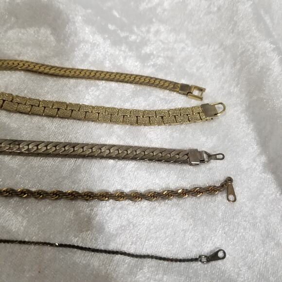 5-7" Bracelets 4-gold tone 1 small gold tone/black 1.1489 - Picture 4 of 7